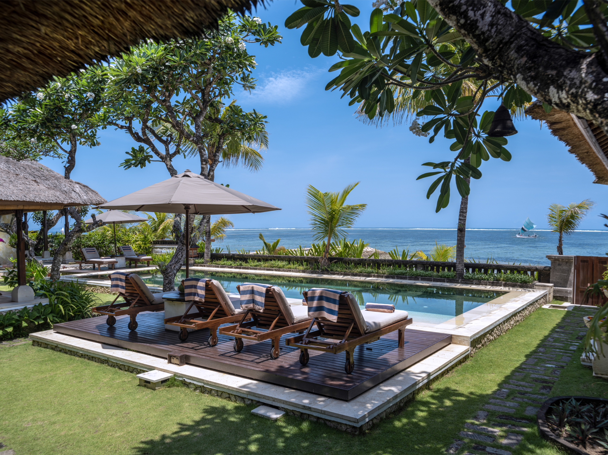 Villa Cemara - Loungers and sea view - Villa Cemara, Sanur, Bali